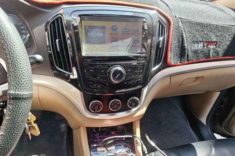 Used Baojun 730 2014 1.5L manual standard trim 7 seats Audio And AC Panel