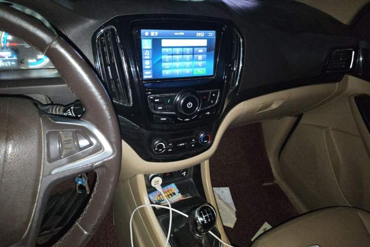 Used Baojun 730 2014 1.5L Manual Luxury Navigation ESP Version 7 Seats Audio And AC Panel
