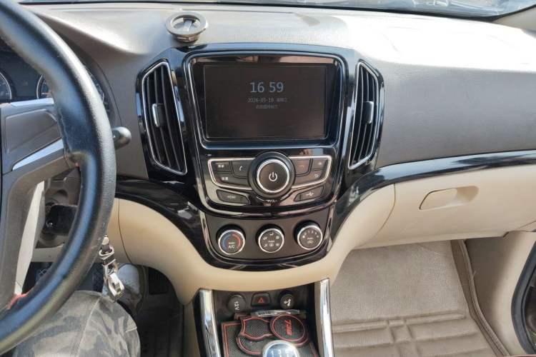 Used Baojun 730 2014 1.5L manual Comfort version 7 seats Audio And AC Panel