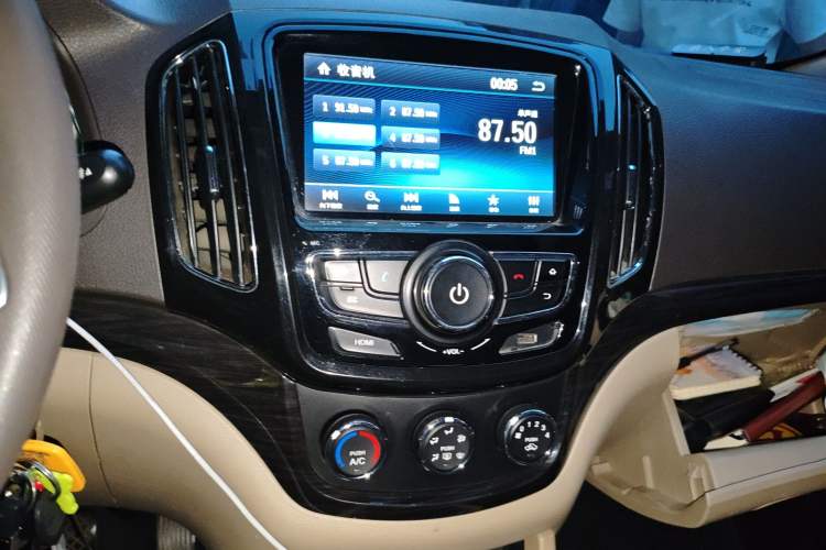 Used Baojun 730 2014 1.5L manual Comfort version 7 seats Audio And AC Panel