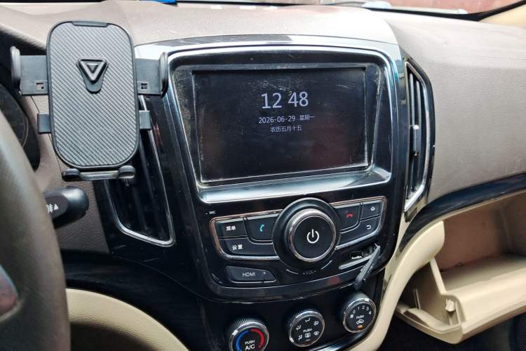 Used Baojun 730 2014 1.5L manual Comfort version 7 seats Audio And AC Panel