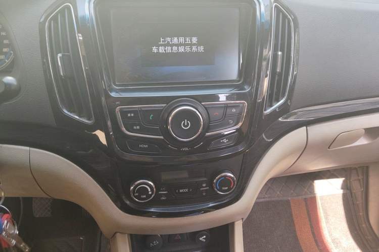 Used Baojun 730 2014 1.5L manual luxury trim 7 seats Audio And AC Panel