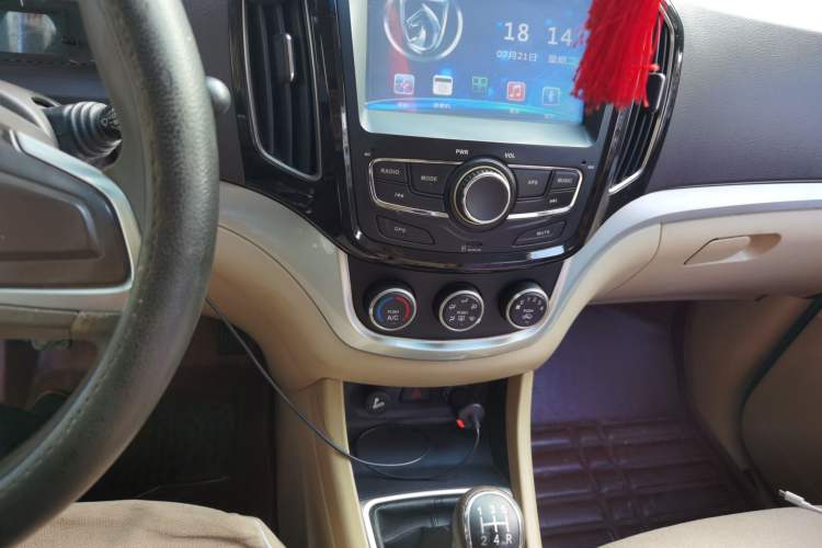 Used Baojun 730 2014 1.5L manual standard trim 7 seats Audio And AC Panel