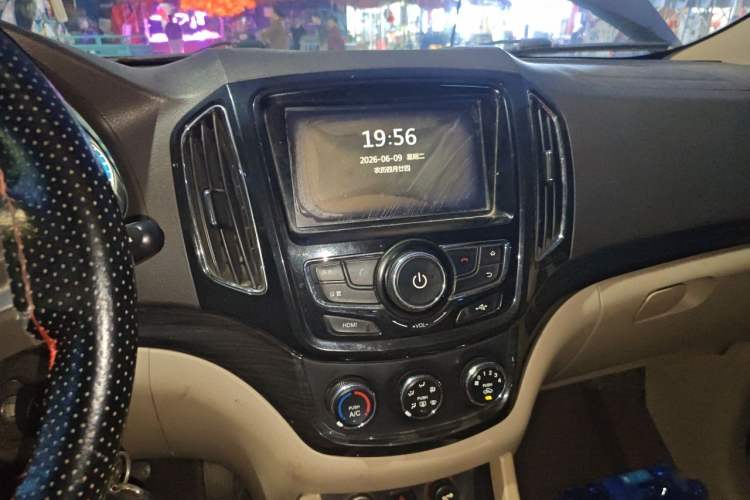 Used Baojun 730 2014 1.5L manual Comfort ESP version 7 seats Audio And AC Panel