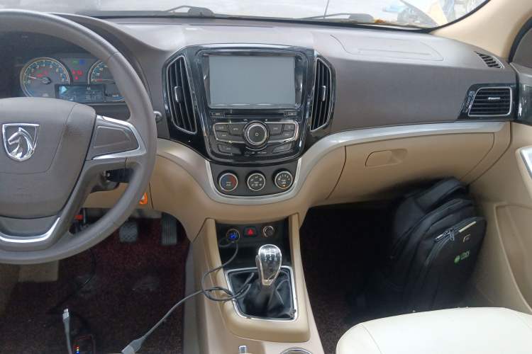 Used Baojun 730 2014 1.5L manual standard trim 7 seats Audio And AC Panel