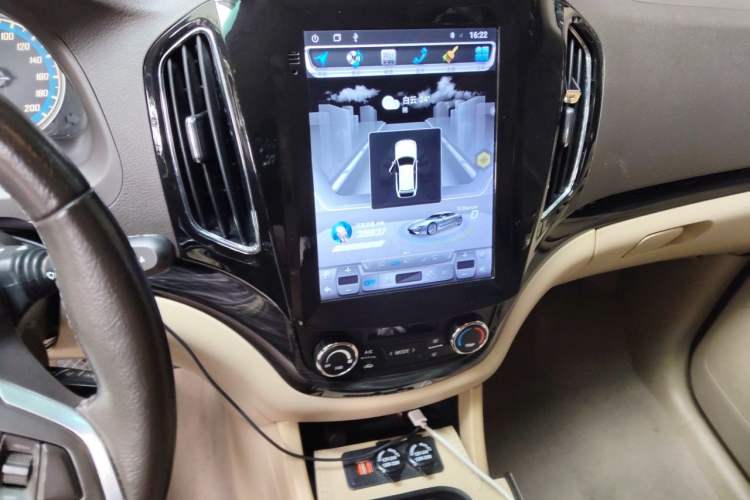 Used Baojun 730 2014 1.5L Manual Luxury Navigation ESP Version 7 Seats Audio And AC Panel