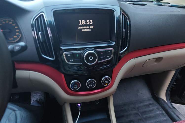 Used Baojun 730 2014 1.5L manual Comfort version 7 seats Audio And AC Panel