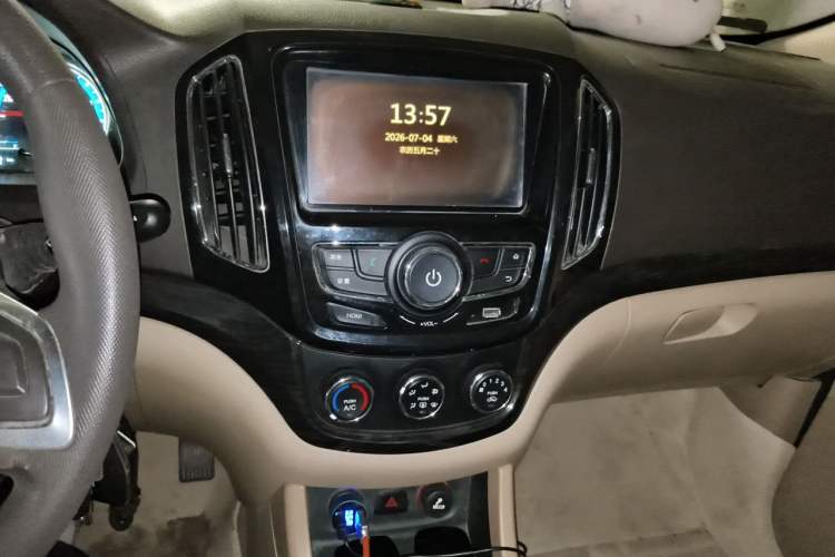 Used Baojun 730 2014 1.5L manual Comfort version 7 seats Audio And AC Panel