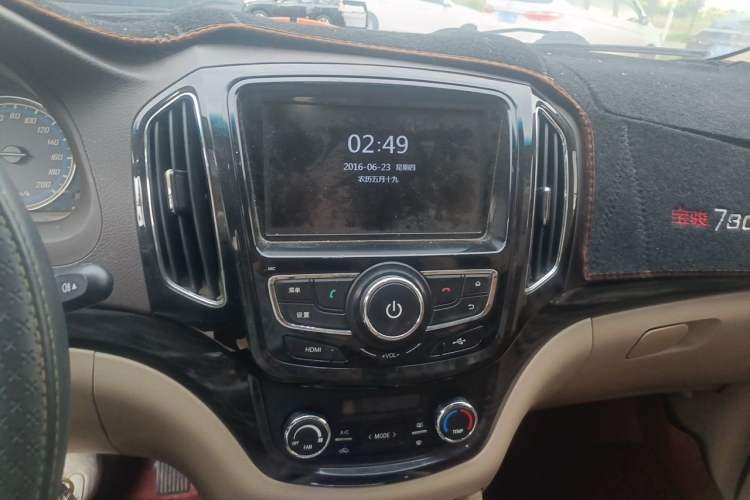 Used Baojun 730 2014 1.5L manual luxury trim 7 seats Audio And AC Panel