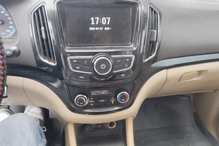 Used Baojun 730 2014 1.5L manual luxury trim 7 seats Audio And AC Panel