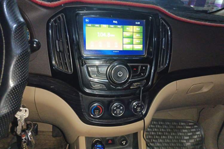 Used Baojun 730 2014 1.5L manual Comfort version 7 seats Audio And AC Panel