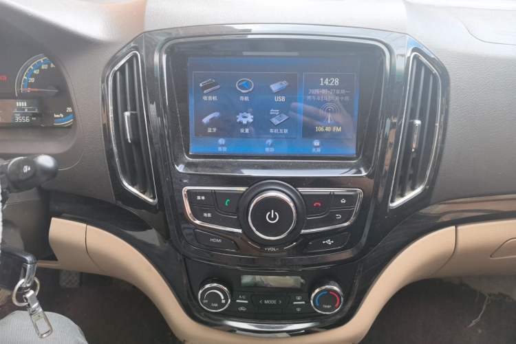 Used Baojun 730 2014 1.5L Manual Luxury Navigation ESP Version 7 Seats Audio And AC Panel