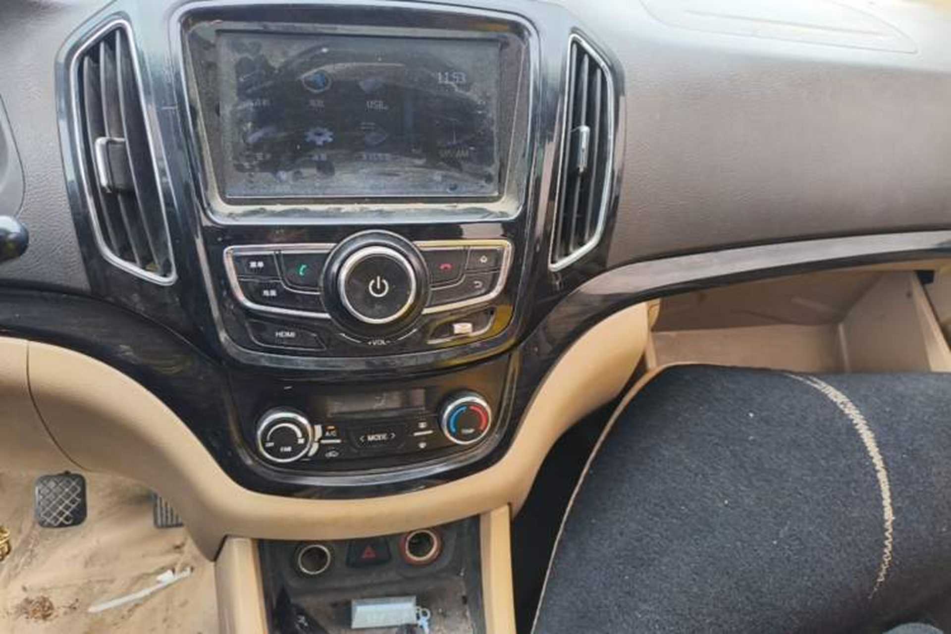 Used Baojun 730 2014 1.5L manual luxury trim 7 seats Audio And AC Panel