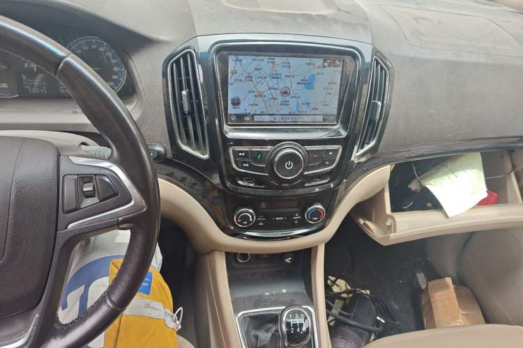 Used Baojun 730 2014 1.5L Manual Luxury Navigation ESP Version 7 Seats Audio And AC Panel