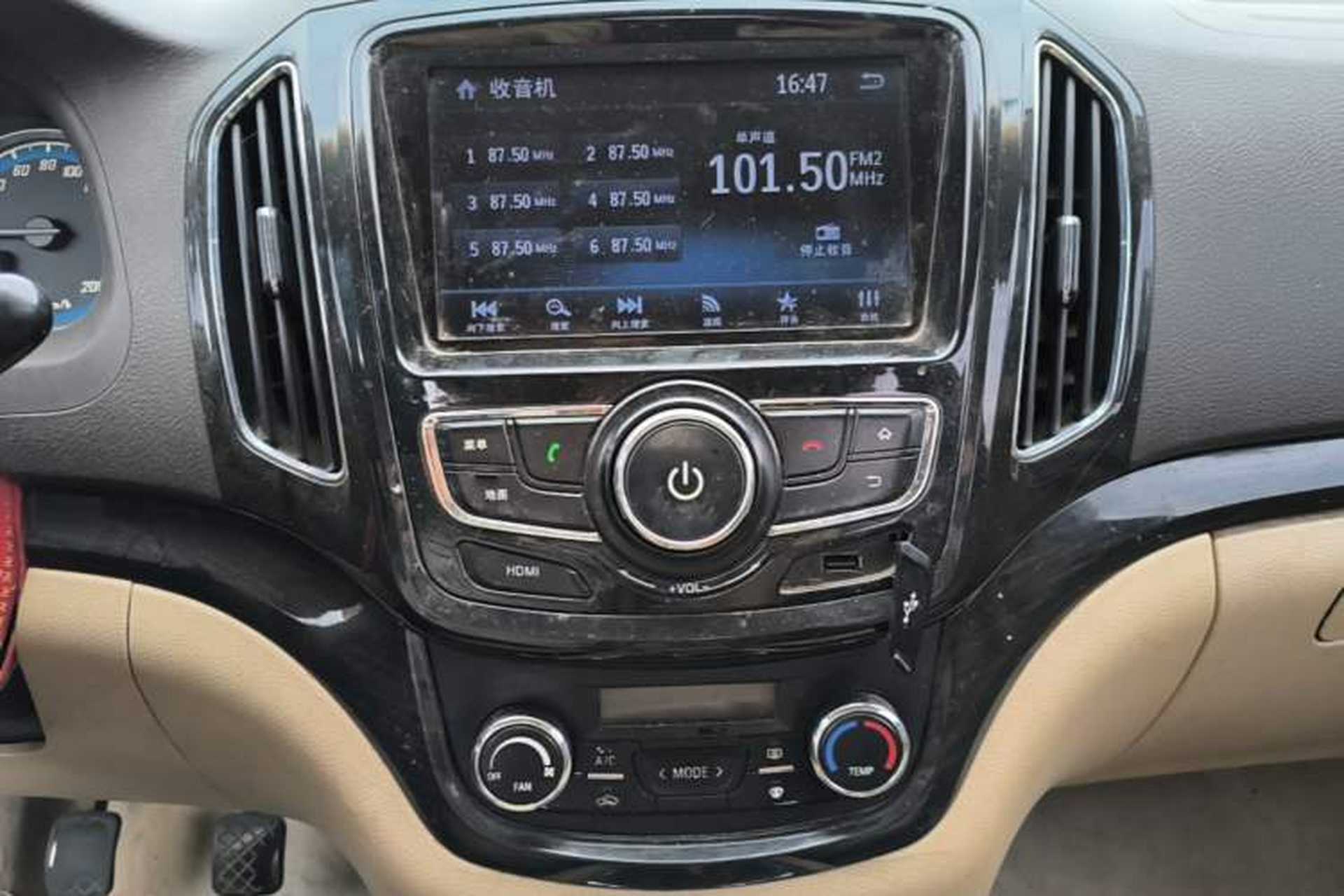 Used Baojun 730 2014 1.5L manual luxury trim 7 seats Audio And AC Panel