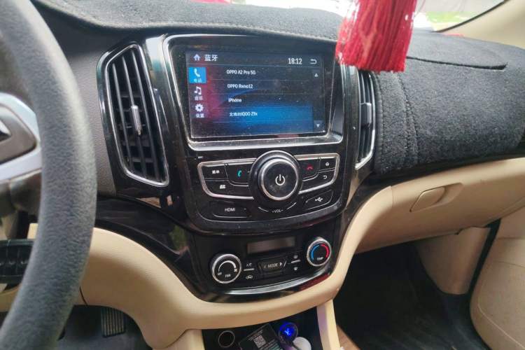 Used Baojun 730 2014 1.5L manual luxury trim 7 seats Audio And AC Panel