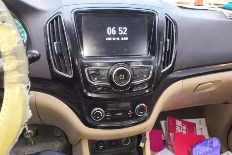Used Baojun 730 2014 1.5L manual luxury trim 7 seats Audio And AC Panel