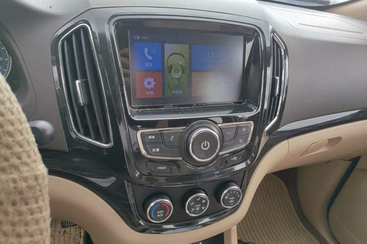 Used Baojun 730 2014 1.5L manual Comfort ESP version 7 seats Audio And AC Panel