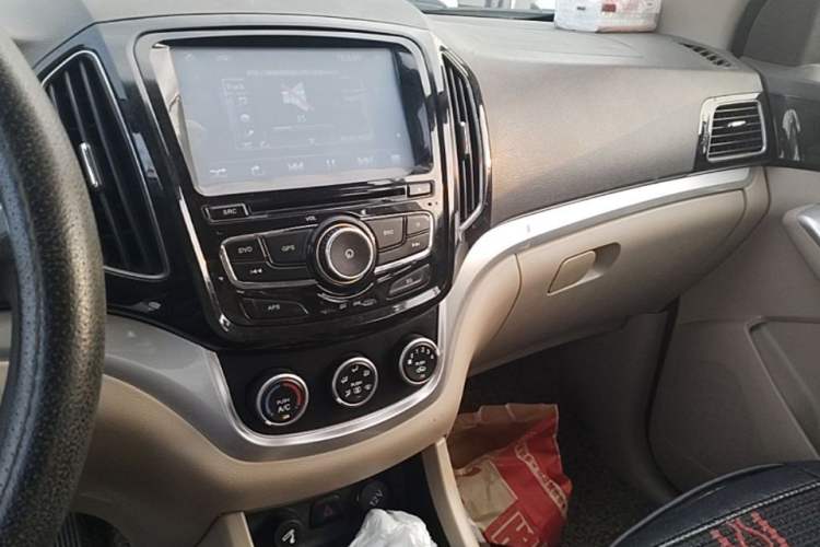 Used Baojun 730 2014 1.5L manual standard version 5 seats Audio And AC Panel