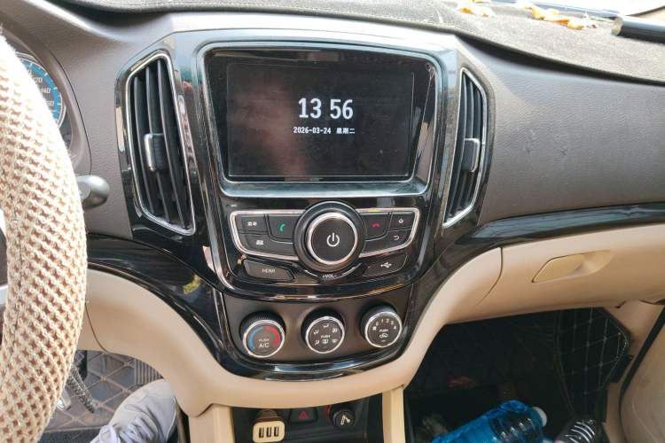 Used Baojun 730 2014 1.5L manual Comfort ESP version 7 seats Audio And AC Panel
