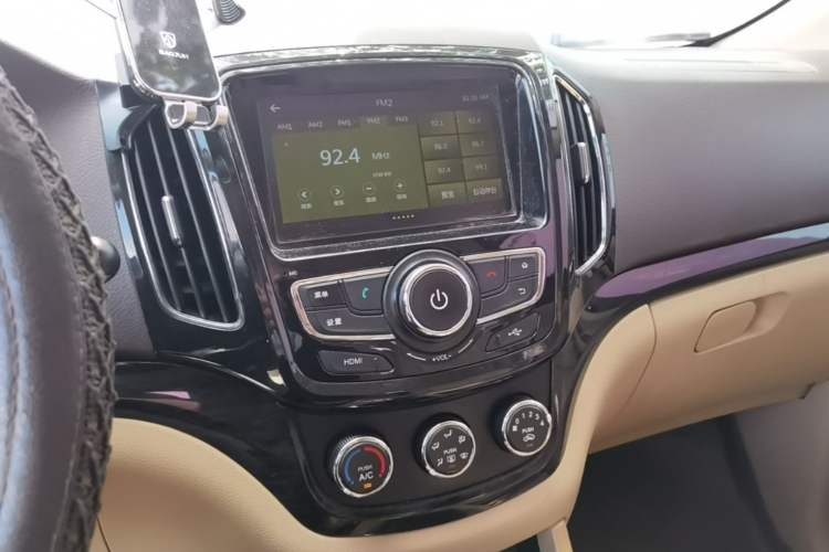 Used Baojun 730 2014 1.5L manual Comfort ESP version 7 seats Audio And AC Panel