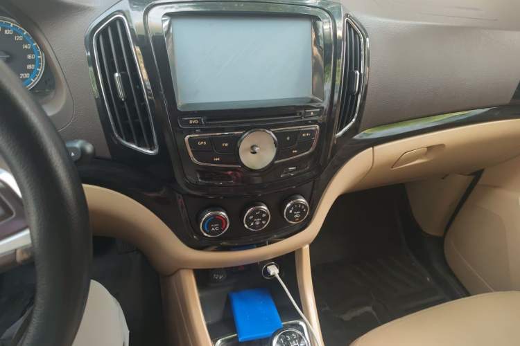 Used Baojun 730 2014 1.5L manual Comfort version 7 seats Audio And AC Panel