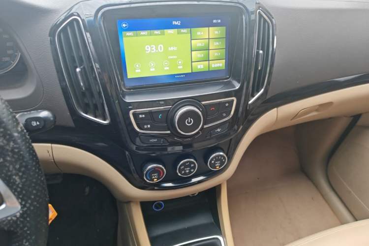 Used Baojun 730 2014 1.5L manual Comfort version 7 seats Audio And AC Panel