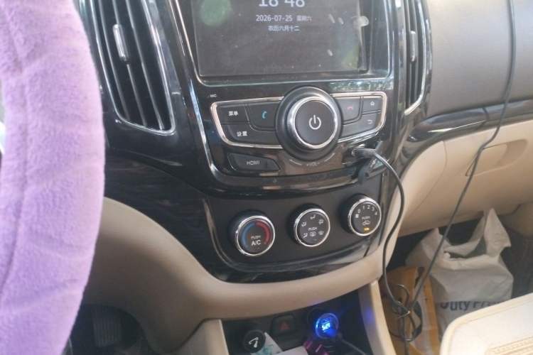 Used Baojun 730 2014 1.5L manual Comfort version 7 seats Audio And AC Panel