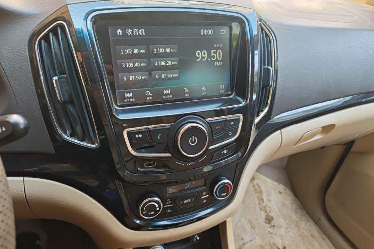 Used Baojun 730 2014 1.5L manual luxury trim 7 seats Audio And AC Panel