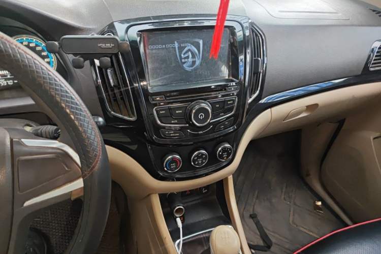 Used Baojun 730 2014 1.5L manual Comfort version 7 seats Audio And AC Panel