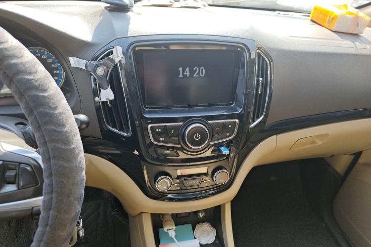 Used Baojun 730 2014 1.5L Manual Luxury Navigation ESP Version 7 Seats Audio And AC Panel