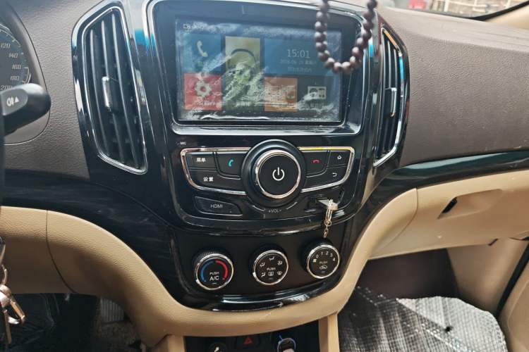 Used Baojun 730 2014 1.5L manual Comfort version 7 seats Audio And AC Panel