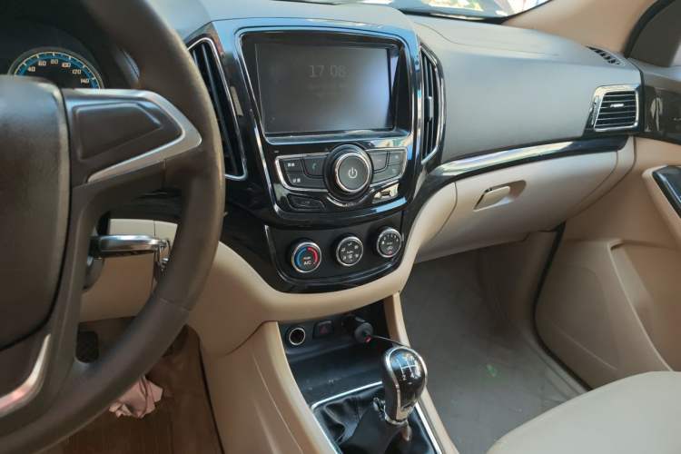 Used Baojun 730 2014 1.5L manual Comfort version 7 seats Audio And AC Panel