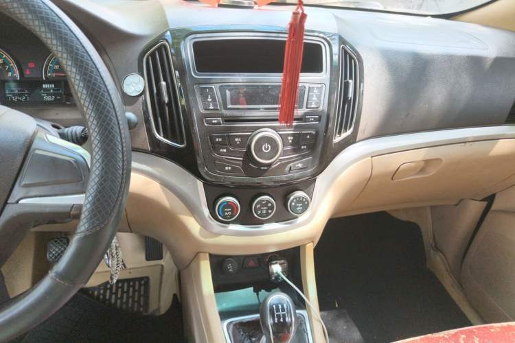 Used Baojun 730 2014 1.5L manual standard trim 7 seats Audio And AC Panel
