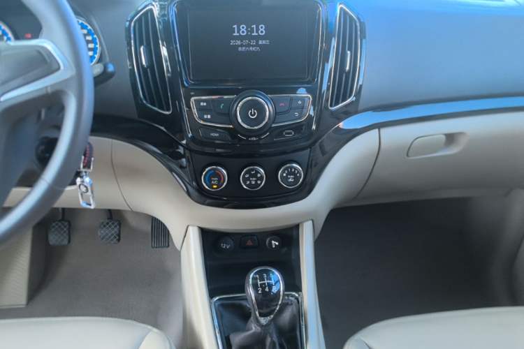 Used Baojun 730 2014 1.5L manual Comfort ESP version 7 seats Audio And AC Panel