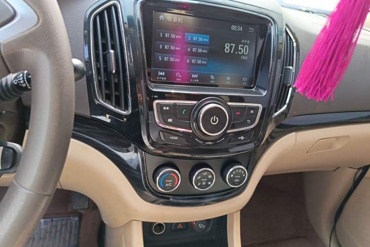 Used Baojun 730 2014 1.5L manual Comfort version 7 seats Audio And AC Panel
