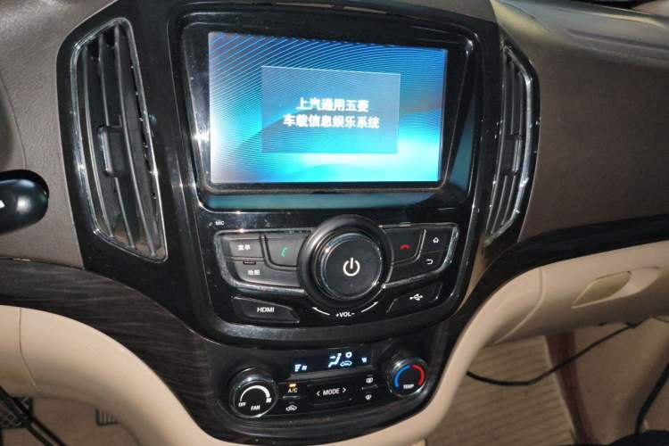 Used Baojun 730 2014 1.5L Manual Luxury Navigation ESP Version 7 Seats Audio And AC Panel