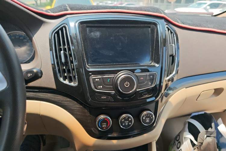 Used Baojun 730 2014 1.5L manual Comfort version 7 seats Audio And AC Panel