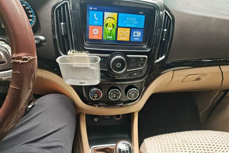 Used Baojun 730 2014 1.5L manual Comfort version 7 seats Audio And AC Panel