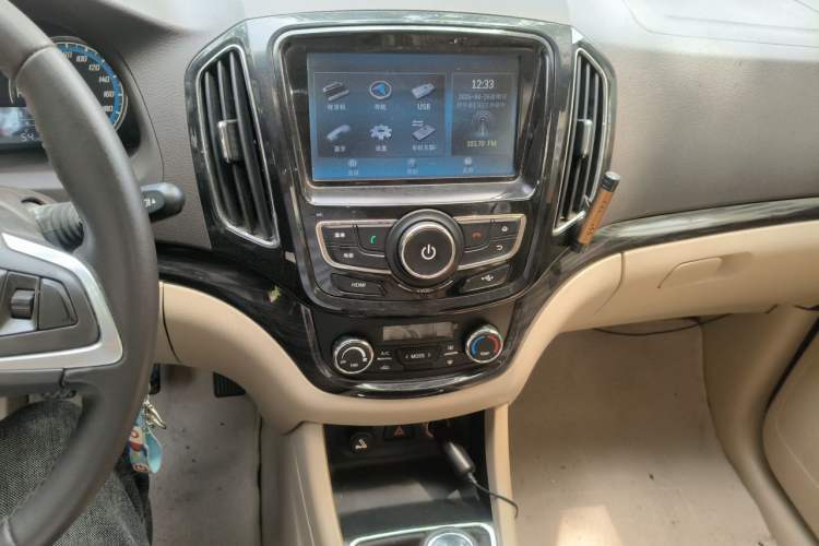 Used Baojun 730 2014 1.5L manual luxury trim 7 seats Audio And AC Panel
