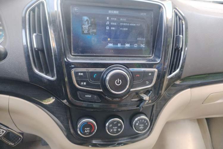 Used Baojun 730 2014 1.5L manual Comfort ESP version 7 seats Audio And AC Panel