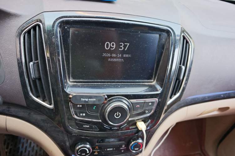 Used Baojun 730 2014 1.5L manual luxury trim 7 seats Audio And AC Panel