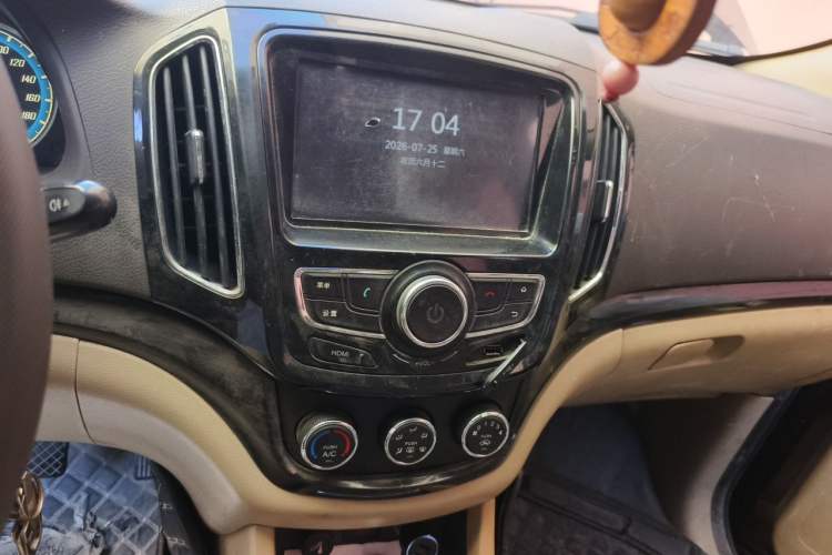 Used Baojun 730 2014 1.5L manual Comfort ESP version 7 seats Audio And AC Panel