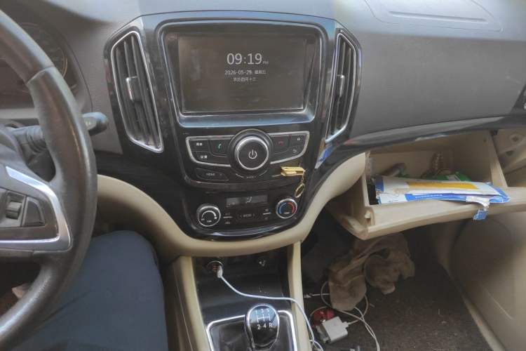 Used Baojun 730 2014 1.5L manual luxury trim 7 seats Audio And AC Panel