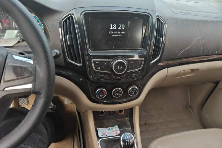 Used Baojun 730 2014 1.5L manual Comfort version 7 seats Audio And AC Panel