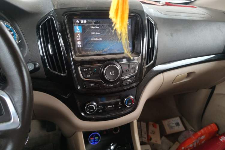 Used Baojun 730 2014 1.5L Manual Luxury Navigation ESP Version 7 Seats Audio And AC Panel
