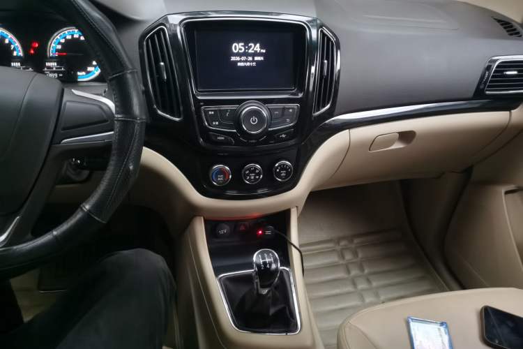 Used Baojun 730 2014 1.5L manual Comfort version 7 seats Audio And AC Panel