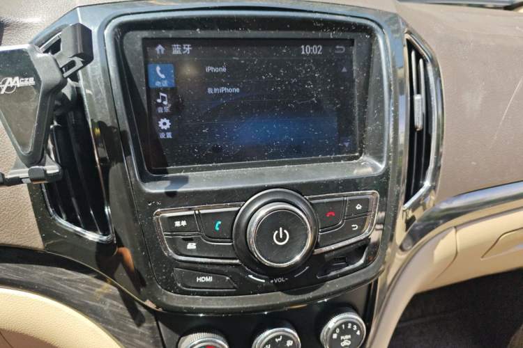 Used Baojun 730 2014 1.5L manual Comfort version 7 seats Audio And AC Panel