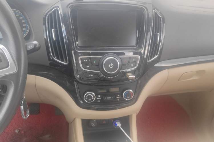 Used Baojun 730 2014 1.5L Manual Luxury Navigation ESP Version 7 Seats Audio And AC Panel
