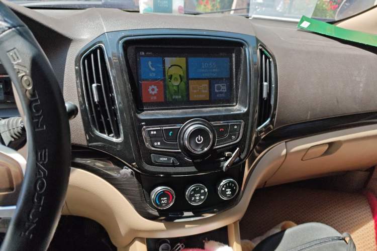 Used Baojun 730 2014 1.5L manual Comfort version 7 seats Audio And AC Panel